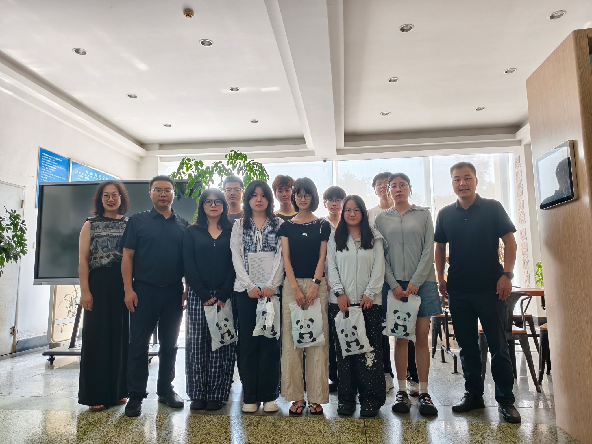 食品工程与营养科学学院开展暑期留校学生慰问活动